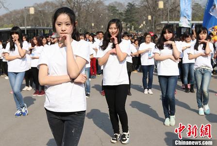 女子撞见丈夫出轨 母亲劝架发病去世